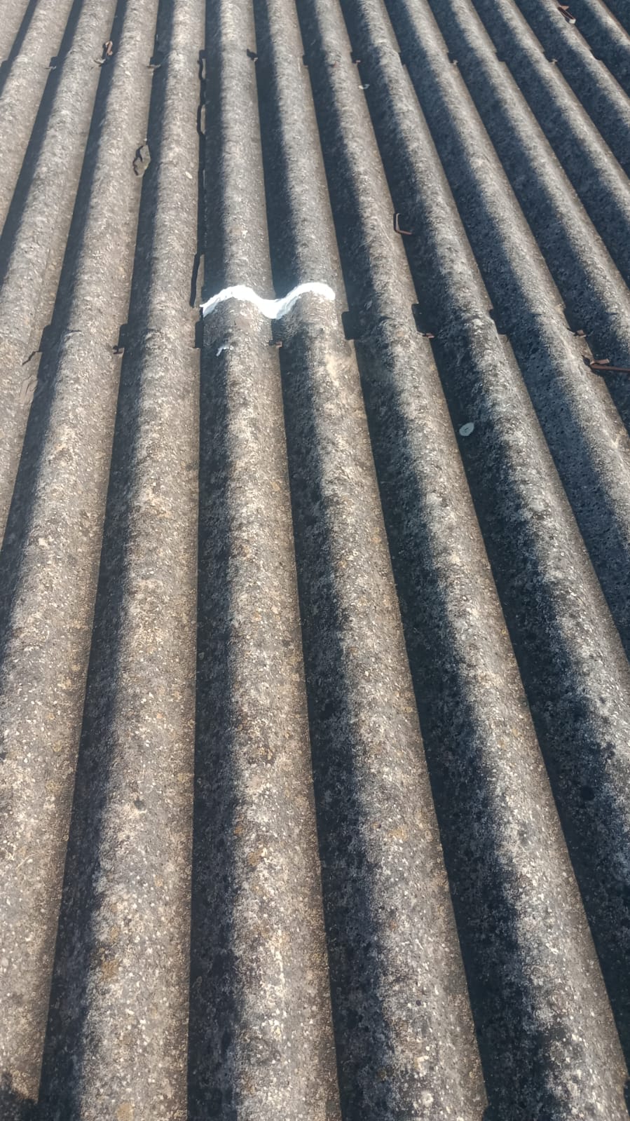 Foto de calha de concreto com pintura branca em um dos sulcos