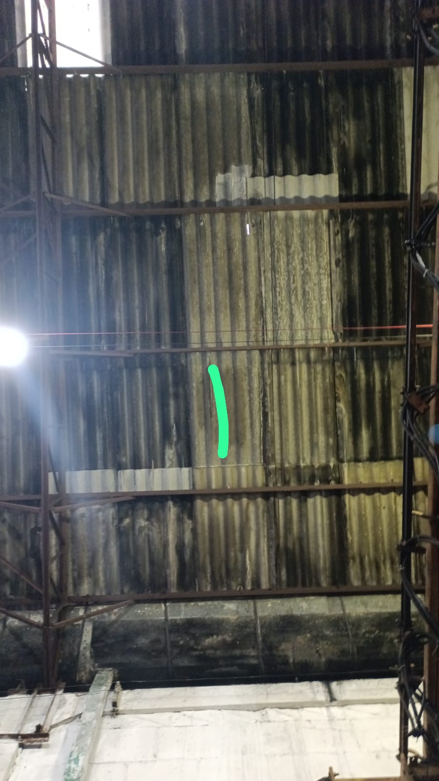 Telhado/teto de galpão com fibrocimento sujo e mofado precisando de limpeza e pintura