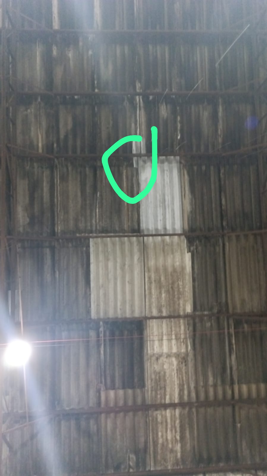 Vista interna de telhado metálico com estrutura de suporte