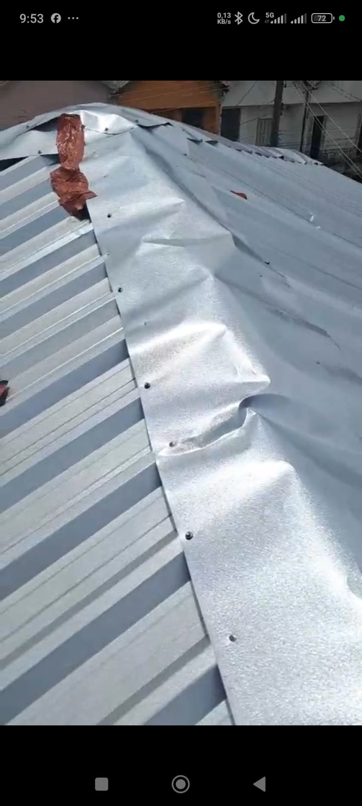 Telhado metálico ondulado recém-pintado de branco, evidenciando trabalho de pintura realizado